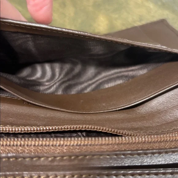 ✨ REHAB OPPORTUNITY!✨ Gucci Beige and Brown Monogram Wallet - Picture 12 of 17